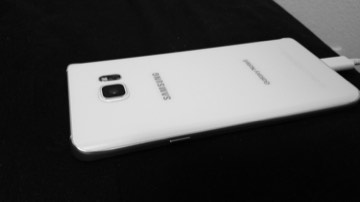 A white Samsung Galaxy Note 5, seen from the back.